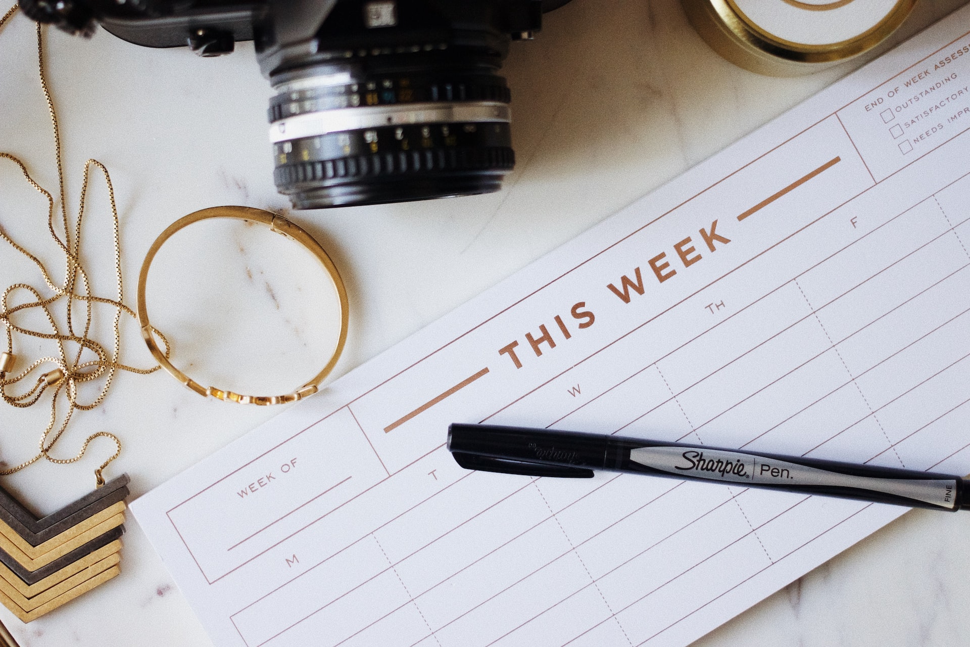 Be a lazy procrastinator - Calendar and pen showing a week journal